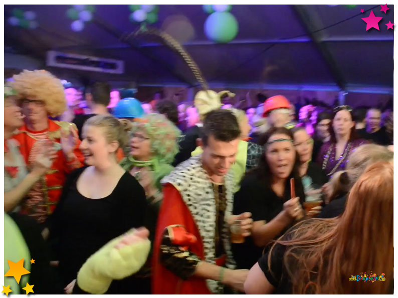 Feest in de tent carnaval in Schaijk - 2015