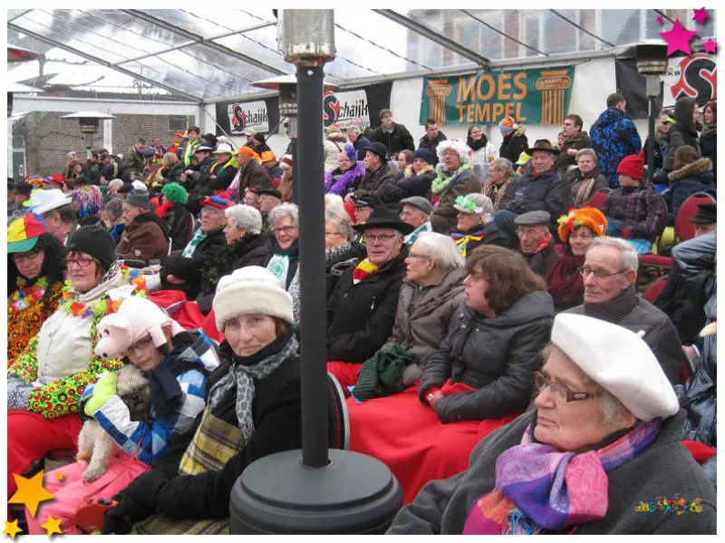 Verwarmde Moestempel tijdens carnavalsoptocht Moesmoandag