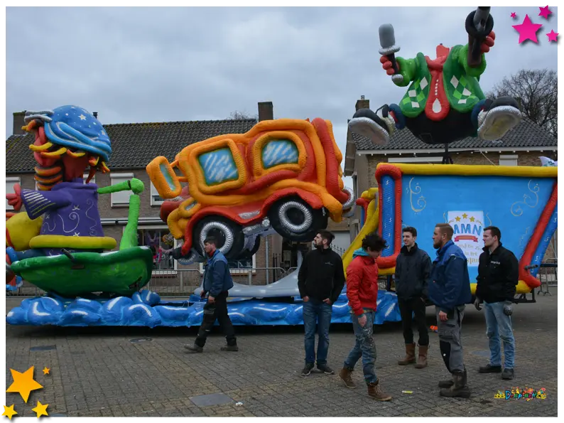 Bouwbezoek jeugd aan wagenbouwers grote optocht