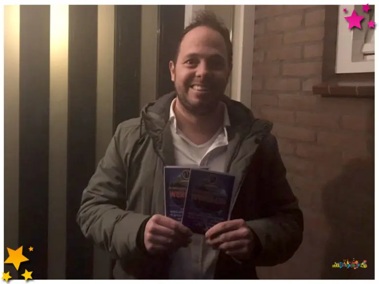 Smoesproat geeft kaartjes aan Rob van Vûr Mekoar