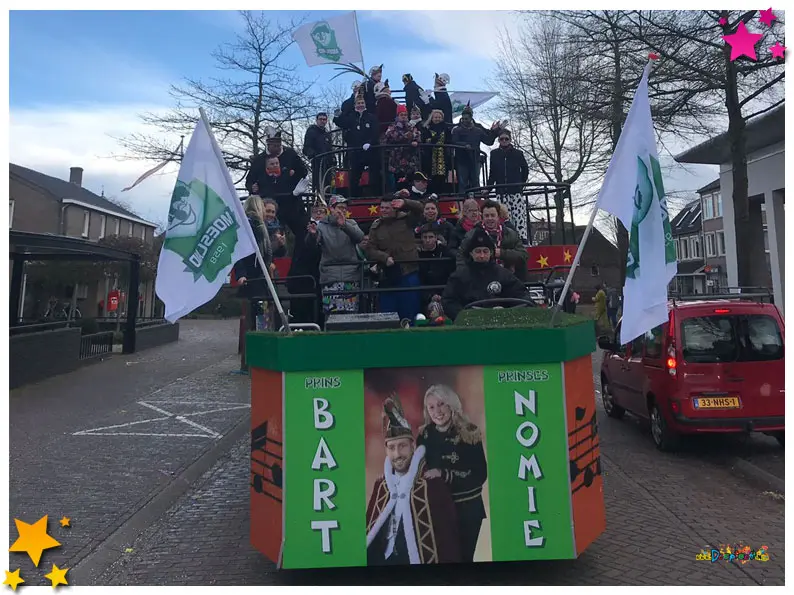 Bewoners Dolfijn en de Eenhoorn mochten mee op de Prinsenwagen