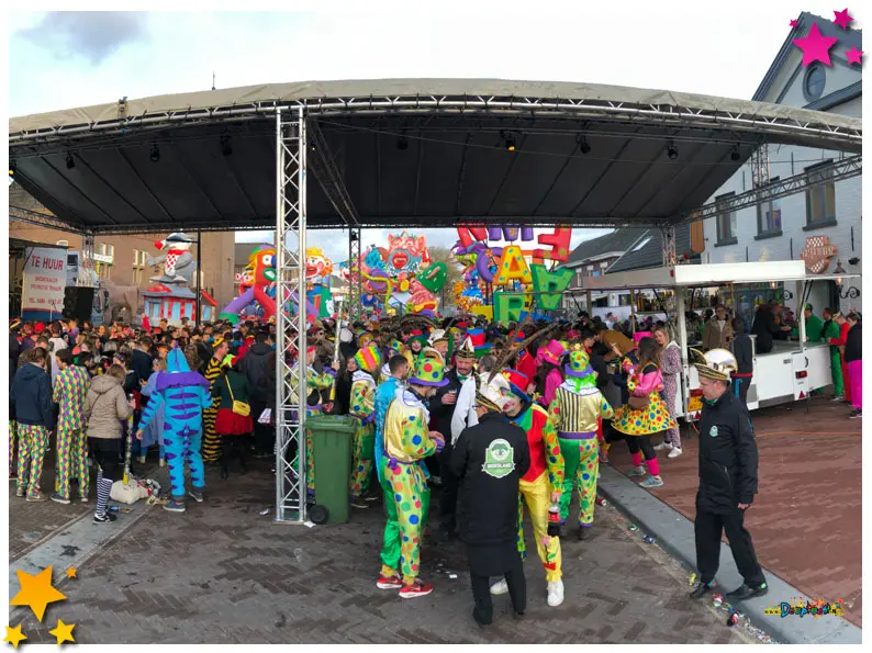 Knetterende rel in Moesland