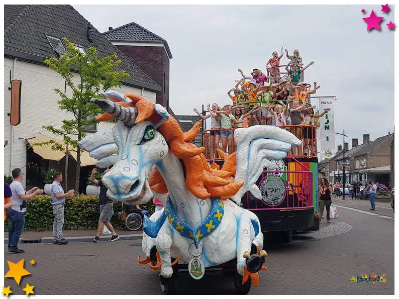 Met jeugdprinsenwagen door Schaijk: Zomercarnaval