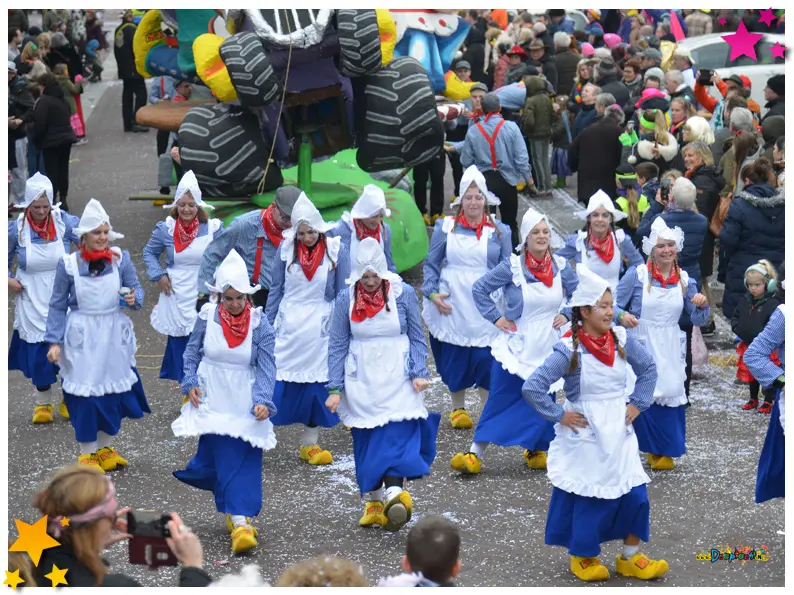 Opvallende wagens bij de ideeën optocht Schaijk 2024