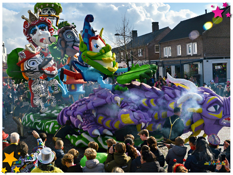 Zo bouwen ze in Schaijk een carnavalswagen: bewegende poppen met grote lachende monden