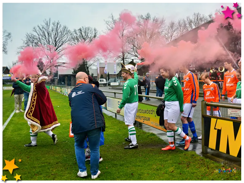 Moeslandcup 2026: voetbalwedstrijd tussen Prinses Nicole, de Raad van 11 en het G-team van DAW. Met muziek van de Hofkapel en gratis entree.